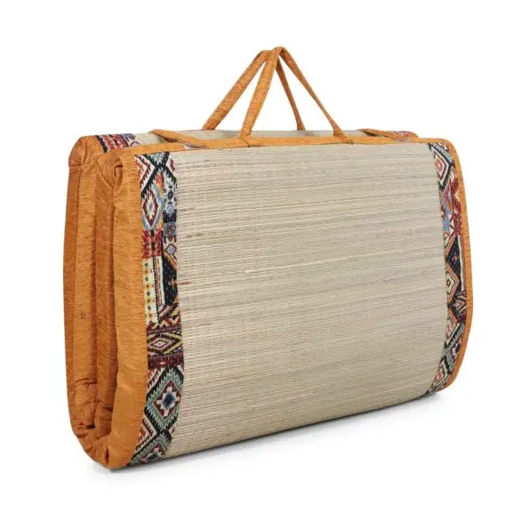 Foldable mat with decorative edges